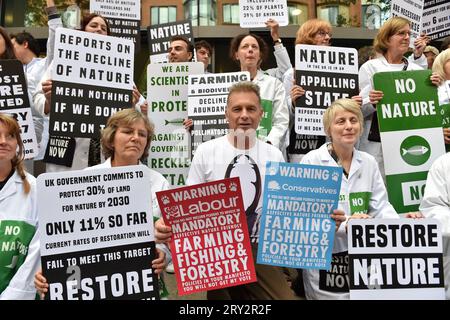 London, England, UK. 28th Sep, 2023. Wildlife TV presenter CHRIS PACKHAM leads a wildlife rally outside DEFRA HQ in response to the State of Nature report. The RSPB and DEFRA, along with other wildlife organizations, release the report assessing the health of UK wildlife. (Credit Image: © Thomas Krych/ZUMA Press Wire) EDITORIAL USAGE ONLY! Not for Commercial USAGE! Stock Photo