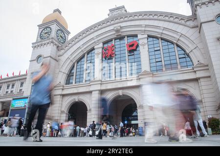 (230928) -- BEIJING, Sept. 28, 2023 (Xinhua) -- Passengers wait to enter the Hankou Railway Station in Wuhan, central China's Hubei Province, Sept. 28, 2023. The Mid-Autumn Festival and National Day holiday period, which will last from Sept. 29 to Oct. 6 this year, is a peak travel and tourism season in China. (Xinhua/Wu Zhizun) Stock Photo