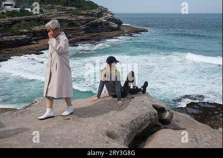 Sydney, New South, UK. 27th Sep, 2019. Australien - Eine junge und eine aeltere Frau auf den Klippen am Tamarama Point. Der Aussichtspunkt liegt auf dem Kuestenweg Bondi to Coogee Walk und fuehrt am Meer entlang. *** 27 09 2019, Sydney, New South Wales, Australia A young woman and an older woman on the cliffs at Tamarama Point The viewpoint is on the Bondi to Coogee Walk coastal path and runs along the ocean Credit: Imago/Alamy Live News Stock Photo