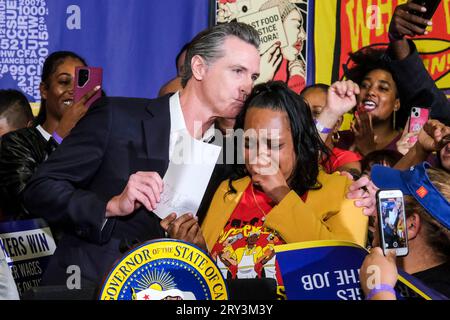 Los Angeles, California, USA. 28th Sep, 2023. California Gov. Gavin Newsom signs the fast food bill AB1228 surrounded by fast food workers in Los Angeles, on Thursday, Sept. 28, 2023. California's fast food workers will have a minimum wage of $20 per hour next year under a new law signed by Gov. Gavin Newsom. (Credit Image: © Ringo Chiu/ZUMA Press Wire) EDITORIAL USAGE ONLY! Not for Commercial USAGE! Stock Photo