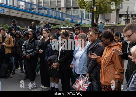 Local people and friends of the victim take part in an evening Vigil at he scene of the fatal stabbing where Elianne Andam, a pupil at the Old Palace of John Whitgift private school, was attacked and killed at 8.30am yesterday as she got off the bus in Croydon, South London, Croydon, London, UK 28th September 2023 Credit: Jeff Gilbert/Alamy Live News Stock Photo