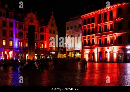 Mainz leuchtet Das Late Light Festival, 28.09.2023 Der Mainzer Marktplatz Vom 28. bis zum 30. September 2023 erstrahlt die Mainzer Innenstadt in besonderem Glanz. Von der Rheingoldhalle bis zum Schillerplatz werden mehrere Gebaeude illuminiert und kuenstlerisch in Szene gesetzt. Verschiedene Licht-Installationen und Video-Projektionen sogenannte Mappings lassen prominente Bauwerke wie den Dom St. Martin, das Staatstheater Mainz, den mainz STORE am Markt, das Rathausplateau/die Rheingoldhalle, das Deutsche Bank-Gebaeude im ehem. Karstadt-Areal, den Kirschgarten sowie den Osteiner Hof am Sch Stock Photo