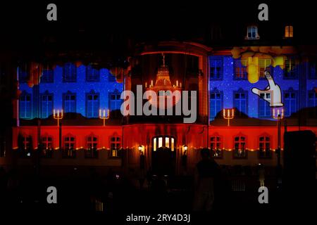 Mainz leuchtet Das Late Light Festival, 28.09.2023 Besucher:innen bestaunen den Osteiner Hof am Schillerplatz Vom 28. bis zum 30. September 2023 erstrahlt die Mainzer Innenstadt in besonderem Glanz. Von der Rheingoldhalle bis zum Schillerplatz werden mehrere Gebaeude illuminiert und kuenstlerisch in Szene gesetzt. Verschiedene Licht-Installationen und Video-Projektionen sogenannte Mappings lassen prominente Bauwerke wie den Dom St. Martin, das Staatstheater Mainz, den mainz STORE am Markt, das Rathausplateau/die Rheingoldhalle, das Deutsche Bank-Gebaeude im ehem. Karstadt-Areal, den Kirsch Stock Photo