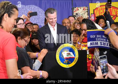 Los Angeles, United States. 28th Sep, 2023. California Governor, Gavin Newsom signs the fast food bill AB1228 surrounded by fast food workers in Los Angeles. California's fast food workers will have a minimum wage of $20 per hour next year under a new law signed by Gov. Gavin Newsom. Credit: SOPA Images Limited/Alamy Live News Stock Photo