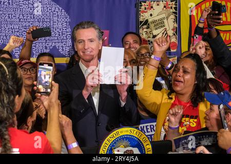 Los Angeles, United States. 28th Sep, 2023. California Governor, Gavin Newsom signs the fast food bill AB1228 surrounded by fast food workers in Los Angeles. California's fast food workers will have a minimum wage of $20 per hour next year under a new law signed by Gov. Gavin Newsom. (Photo by Ringo Chiu/SOPA Images/Sipa USA) Credit: Sipa USA/Alamy Live News Stock Photo