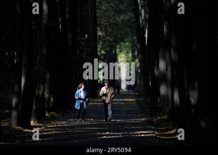 Moscow, Russia. 28th Sep, 2023. People enjoy warm autumn weather in a park in Moscow, Russia, on Sept. 28, 2023. Credit: Alexander Zemlianichenko Jr/Xinhua/Alamy Live News Stock Photo