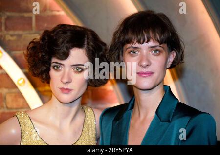 Liv Lisa Fries mit ihrer Wachsfigur bei der Eröffnung des neuen Babylon