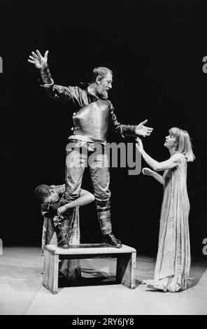 Michael Gambon (Antony), Helen Mirren (Cleopatra) in ANTONY AND CLEOPATRA by Shakespeare at The Other Place, Royal Shakespeare Company (RSC), Stratford-upon-Avon, England 13/10/1982  design: Nadine Baylis  lighting: Leo Leibovici  director: Adrian Noble Stock Photo