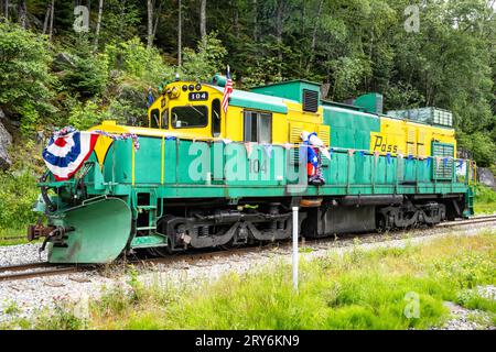 White Pass & Yukon Route vintage locomotive 104 (1969), decorated for US Independence Day, approaches Skagway, Alaska, 4 July 2023. Stock Photo