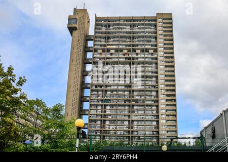 Trellick Tower, Brutalist Grade II listed tower block by Ernő Goldfinger, Cheltenham Estate, Kensal Green, London Stock Photo