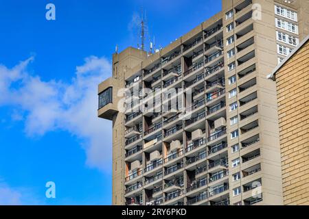 Trellick Tower exterior, Brutalist Grade II listed tower block by Ernő Goldfinger, Cheltenham Estate, Kensal Green, London Stock Photo