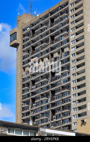 Trellick Tower exterior, Brutalist Grade II listed tower block by Ernő Goldfinger, Cheltenham Estate, Kensal Green, London Stock Photo