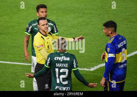 Buenos Aires, Argentina. 28th Sep, 2023. Valentin Barco and Ezequiel Fernandez and Guillermo Matias Pol Fernandez Fernandez and Wilmar Roldan Colombian Referee and Myke Rocha Oliveira of Palmeiras during the Copa Libertadores match, semifinals, leg 1, between Boca Juniors and Palmeiras played at La Bombonera Stadium on September 28, 2023 in Buenos Aires, Spain. (Photo by Santiago Joel Abdala/PRESSINPHOTO) Credit: PRESSINPHOTO SPORTS AGENCY/Alamy Live News Stock Photo