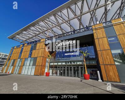 Genre photography. Customers in the Decathlon store on Avtozavodskaya. Due  to supply difficulties, French sporting goods retailer Decathlon is  temporarily closing all retail hypermarkets and online stores from June 26,  2022. 26.06.2022