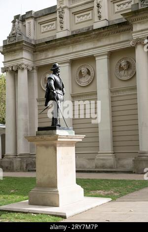 Statue of Sir Walter Raleigh in front of the Pepys Building, site of the Old Brewery in Greenwich Visitor Centre, Greenwich, London Stock Photo