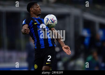 Milan, Italy. 29 September 2023. Denzel Dumfries of FC Internazionale controls the ball during the Serie A football match between FC Internazionale and US Sassuolo. Credit: Nicolò Campo/Alamy Live News Stock Photo