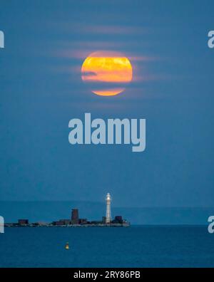 Weymouth, Dorset, UK. 29th September 2023. UK Weather. The full Harvest ...