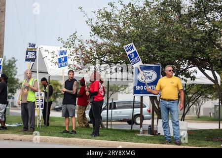 Chicago, USA. 29th Sep, 2023. Auto workers take part in a strike outside a Ford assembly plant in the southern suburbs of Chicago, Illinois, the United States, on Sept. 29, 2023. The United Auto Workers (UAW) is expanding its strike against the Big Three U.S. automakers to General Motors Co. and Ford Motor Company SUV plants, UAW President Shawn Fain announced during a Facebook Live event on Friday, the 15th day of the strike. Credit: Vincent D. Johnson/Xinhua/Alamy Live News Stock Photo