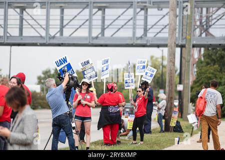 Chicago, USA. 29th Sep, 2023. Auto workers take part in a strike outside a Ford assembly plant in the southern suburbs of Chicago, Illinois, the United States, on Sept. 29, 2023. The United Auto Workers (UAW) is expanding its strike against the Big Three U.S. automakers to General Motors Co. and Ford Motor Company SUV plants, UAW President Shawn Fain announced during a Facebook Live event on Friday, the 15th day of the strike. Credit: Vincent D. Johnson/Xinhua/Alamy Live News Stock Photo