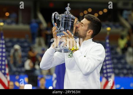 Tennisspieler Novak Djokovic (SRB) kuesst die Trophaee nach seinem 24. Grand-Slam-Rekordsieg bei den US Open 2023, USTA Billie Jean King National Stock Photo