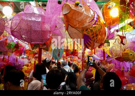 Hong Kong, China. 28th Sep, 2023. People select lanterns to celebrate the Mid-Autumn Festival in Hong Kong, south China, Sept. 28, 2023. TO GO WITH 'Hong Kong celebrates Mid-Autumn Festival' Credit: Chu Mengmeng/Xinhua/Alamy Live News Stock Photo