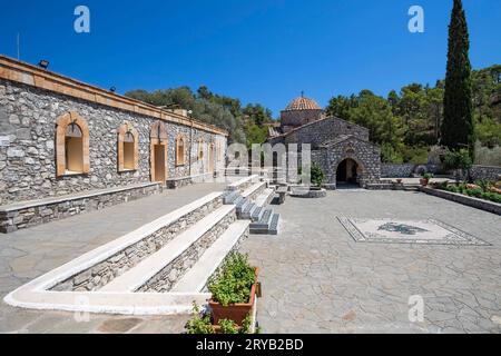 Kieselsteinmosaik vor Kloster Moni Thari bei Laerma aus dem 12. Jhd., dem heiligen Michael geweiht, eine der wichtigsten religioesen Stätten auf Rhodos, Griechenland Kieselsteinmosaik vor Kloster Moni Thari bei Laerma aus dem 12. Jhd., dem heiligen Michael geweiht, eine der wichtigsten religioesen Stätten auf Rhodos, Griechenland *** Pebble mosaic in front of Moni Thari monastery near Laerma from the 12th century, dedicated to St. Michael, one of the most important religious sites in Rhodes, Greece Pebble mosaic in front of Moni Thari monastery near Laerma from the 12th century, dedicated to S Stock Photo