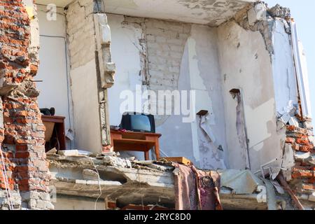 Non Exclusive: IZIUM, UKRAINE - SEPTEMBER 26, 2023 - A TV set stays on the table at an apartment building that was destroyed by Russian troops in earl Stock Photo