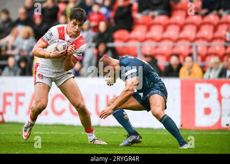 St. Helens, England - 30th September 2023 - Jon Bennison of St Helens evades Matt Duffy of Warrington Wolves. Betfred Super League Play Off's, St. Helens vs Warrington Wolves at Totally Wicked Stadium, St. Helens, UK Stock Photo