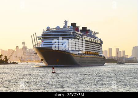 USA. FLORIDA. MIAMI. CRUISE SHIP LEAVING MIAMI PORT Stock Photo