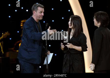 Christian Petzold, Peng Tzu-Hui und Ping-Wen Wang bei der Preisverleihung auf dem 71. Internationalen Filmfestival San Sebastian / Festival Internacional de Cine de San Sebastián im Kursaal. San Sebastian, 30.09.2023 Stock Photo