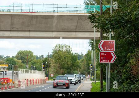 Harefield, London Borough of Hillingdon, UK. 30th September, 2023. Cars pass underneath part of the newly constructed HS2 railway viaduct. Construction work is continuing on Phase 1 of the HS2 High Speed Rail in Harefield in the London Borough of Hillingdon. Huge viaduct piers are being built across a number of lakes in Harefield for the HS2 railway Colne Valley Viaduct. In the past few days there has been much speculation that Prime Minister Rishi Sunak is expected to announce the cancellation of the HS2 High Speed Rail Northern Leg from Birmingham to Manchester. Work has already been mothbal Stock Photo