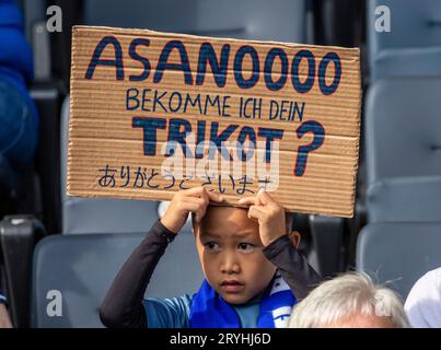 sports, football, Bundesliga, 2023/2024, VfL Bochum vs. Borussia Moenchengladbach 1-3, Vonovia Ruhr Stadium, child, boy, in German lettering and in Japanese characters a young football fan asks for the jersey of Takuma Asano (Bochum), DFL REGULATIONS PROHIBIT ANY USE OF PHOTOGRAPHS AS IMAGE SEQUENCES AND/OR QUASI-VIDEO Stock Photo