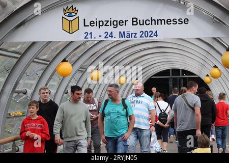 Messe Hobby Spiel Freizeit in Leipzig Leipzig 1.1.2023 neues Messegelände Hobby-Spiel-Freizeit zog wieder zahlreiches Publikum in die Messestadt. Neben Modelleisenbahnen, Trucks wurde auch zahlreiche Spielneuheiten präsentiert Werbung für die Buchmesse 2023 in Richtung Glashalle Altenburg Sachsen Germany *** Fair Hobby Spiel Freizeit in Leipzig Leipzig 1 1 2023 new fairground Hobby Spiel Freizeit again attracted large crowds to the fair city In addition to model trains, trucks was also presented numerous game novelties Advertising for the Book Fair 2023 towards the glass hall Altenburg Saxony Stock Photo