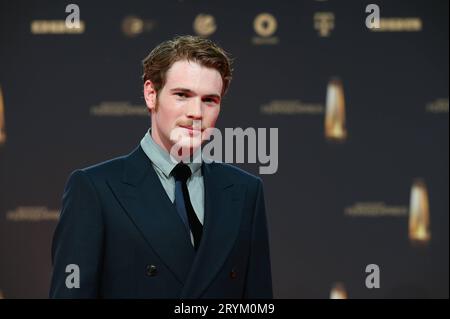 Schauspieler Philip Froissant kommt zur Gala und Verleihung des