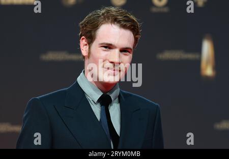 Schauspieler Philip Froissant kommt zur Gala und Verleihung des