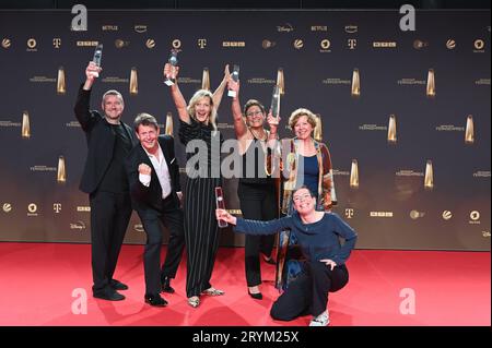 Schauspielerin Anna Schudt 3.v.l. und das Team von Die Bürgermeisterin, der als bester Film 2023 ausgezeichnet posieren mit Preis bei Gala und Verleihung des Deutschen Fernsehpreis in Köln. *** Actress Anna Schudt 3 v l and the team of Die Bürgermeisterin, which was awarded best film 2023 pose with prize at gala and award ceremony of the German Television Award in Cologne Credit: Imago/Alamy Live News Stock Photo