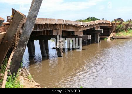 Transpantaneira - typical run-down wooden bridge crossing a river in the Pantanal Wetlands, Mato Gro Stock Photo