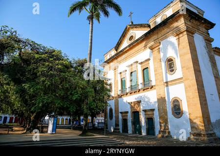 View to church Matriz de Nossa Senhora dos Remedios (Church of Our Lady of Remedies) with blue sky in historic town Paraty, Braz Stock Photo