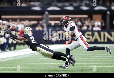 New Orleans, USA. 01st Oct, 2023. New Orleans Saints wide receiver Rashid Shaheed (22) dives for the ball against Tampa Bay Buccaneers cornerback Carlton Davis III (24) during a National Football League game at Caesars Superdome in New Orleans, Louisiana on Sunday, October 1, 2023. (Photo by Peter G. Forest/Sipa USA) Credit: Sipa USA/Alamy Live News Stock Photo