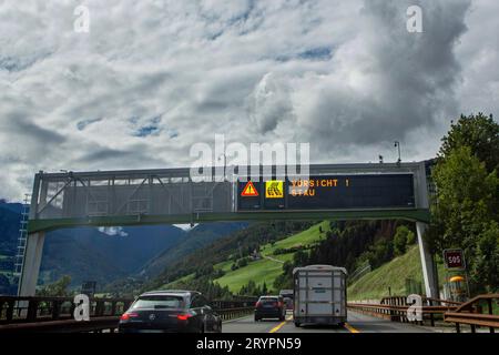 Stau auf der Brennerautobahn in Richtung Süden in der Höhe von Bozen  Südtirol Italien . Brennerautobahn *** Traffic jam on the Brenner freeway heading south at the height of Bolzano South Tyrol Italy Brenner freeway Stock Photo