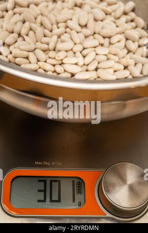 Coffee beans on a weighing scale hi-res stock photography and images - Alamy