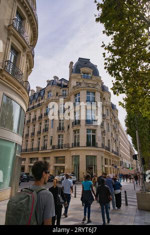France, Paris 20.08.2023 Zara shop in building, crowd of people walking Stock Photo