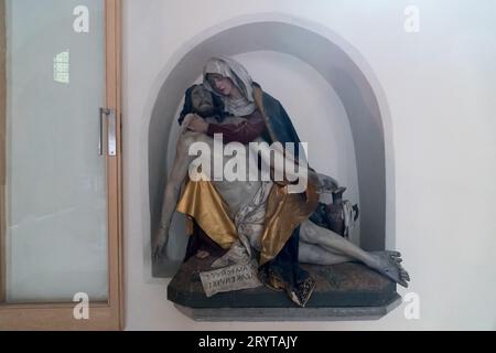 Sculptured Pieta in Late Gothic Katholische Pfarrkirche Maria Himmelfahrt (Maria am Berg) (Catholic Parish Church of the Assumption of Mary) in histor Stock Photo
