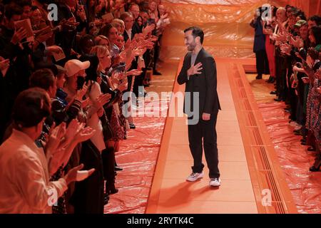 Designer Nicolas Ghesquiere accepts applause following the Louis Vuitton  Fall/Winter 2023-2024 ready-to-wear collection presented Monday, March 6,  2023 in Paris. (Vianney Le Caer/Invision/AP Stock Photo - Alamy