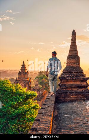 Hot air balloon above Buddhist stupa, Bagan, Myanmar Stock Photo - Alamy