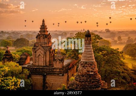 Hot air balloon above Buddhist stupa, Bagan, Myanmar Stock Photo - Alamy