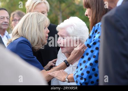 inauguration du jardin des ambassadeurs 'Line Renaud' en présence de cette dernière très heureuse en compagnie de Brigitte Macron et d'Anne Hidalgo Stock Photo
