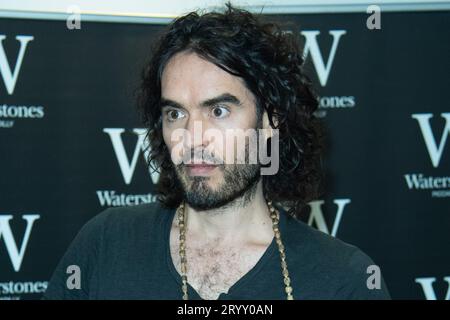 London, UK. 05 Dec, 2014. Comedian Russell Brand signs copies of his books 'Revolution' and 'The Pied Piper Of Hamelin' at Waterstones Piccadilly. Cre Stock Photo