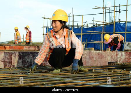XUZHOU, CHINA - OCTOBER 1, 2023 - At the water plant construction site, builders carry out steel binding construction, October 1, 2023, Xuzhou City, J Stock Photo