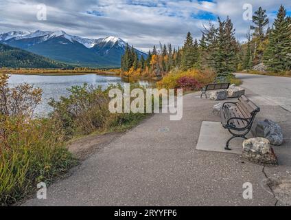 Autumn view of benches at Vermilion Lakes in Banff National Park, Alberta, Canada Stock Photo